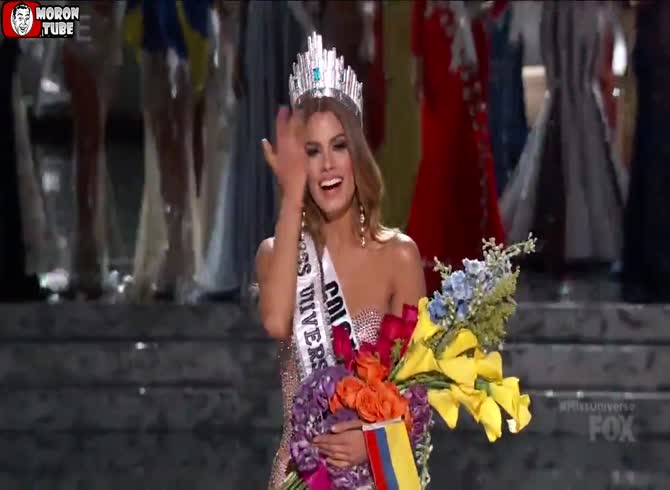 Video :Seconds after gaining the title of Miss Universe, she loses it